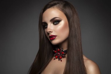 Uzun kahverengi saçlı güzellik modeli kadın.