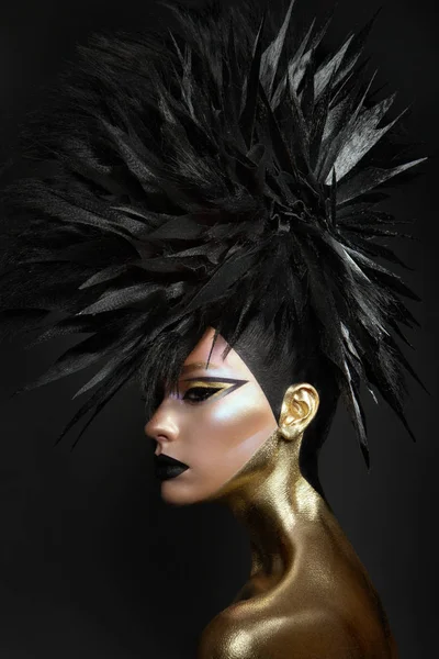 Studio portrait de beauté de jeune femme avec maquillage graphique noir — Photo
