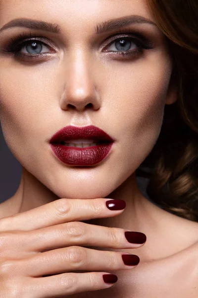 Retrato Close Mulher Bonita Com Maquiagem Brilhante Lábios Vermelhos Escuros — Fotografia de Stock