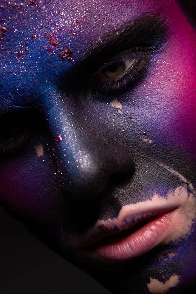 Τέχνη άνθρωπος μακιγιάζ, πολύχρωμη ζωγραφική. Απόκριες — Φωτογραφία Αρχείου