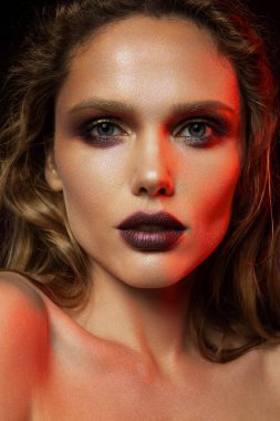Kadın kırmızı makyaj ile. Güzellik çekimi