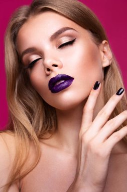 Parlak makyajlı güzel bir kadının yakın plan portresi