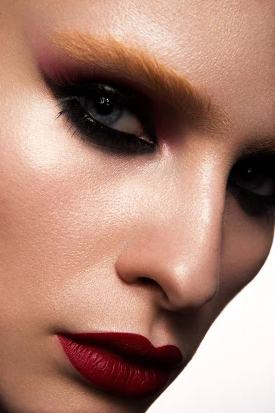 Belle femme avec maquillage professionnel. lèvres rouges — Photo