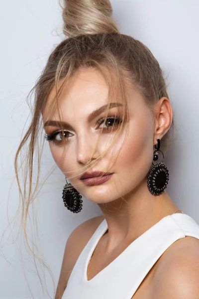 Kameraya bakarak bir çok beyaz modelinin tatlı yüz