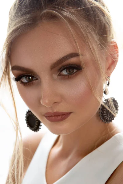 Kameraya bakarak bir çok beyaz modelinin tatlı yüz