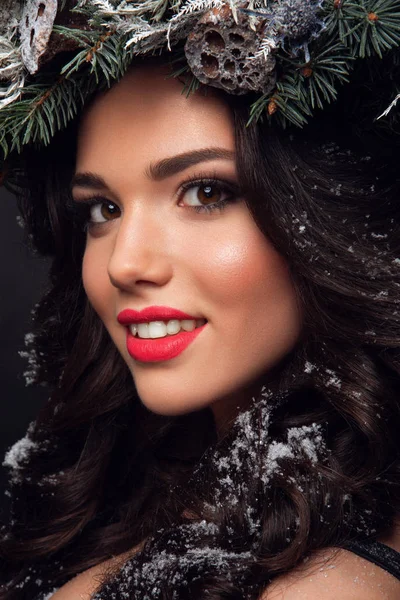 Beauty Fashion Model over Holiday. Beautiful girl with winter wreath. — Stock Photo, Image