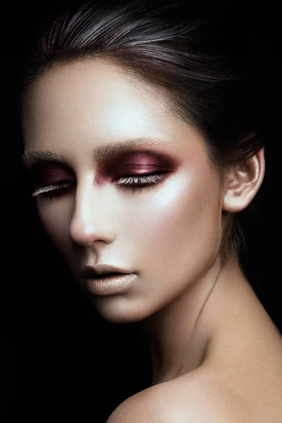 Krásná dívka portrét s kreativní make-upu — Stock fotografie