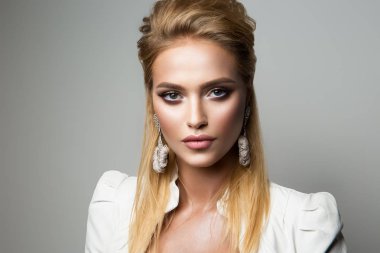 Güzel model parlak makyaj ile. Göz kalemi.