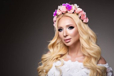 Uzun kıvırcık saçlı güzel kadın mükemmel makyaj