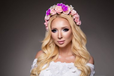 Uzun kıvırcık saçlı güzel kadın mükemmel makyaj