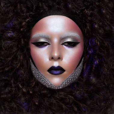 Güzel kız portre ile yaratıcı makyaj