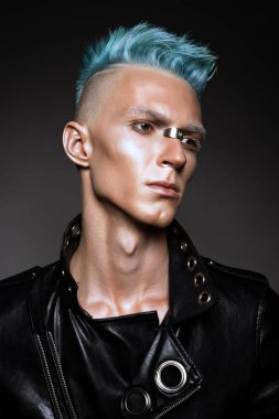 Yakışıklı bir adam mavi saçlı profili