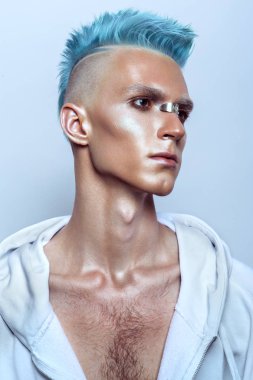 Yakışıklı bir adam mavi saçlı profili