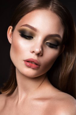 Parlak makyaj ile Beautyful Kız. Kiraz dudakları
