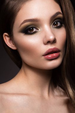 Parlak makyaj ile Beautyful Kız. Kiraz dudakları