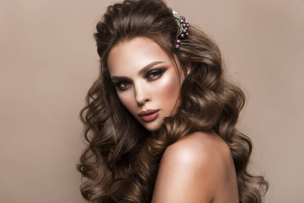 Красивая девушка с длинными волнистыми волосами. Брюнетка с вьющимися волосами
