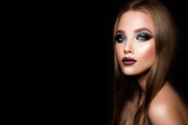 Güzel kız makyaj ve romantik saç modeliyle Glamour portresi. Cilt, seksi parlak dudak makyaj ve karanlık kaşları moda parlak fosforlu kalem.