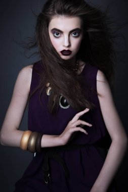 Güzellik moda Model kız koyu makyaj ile.