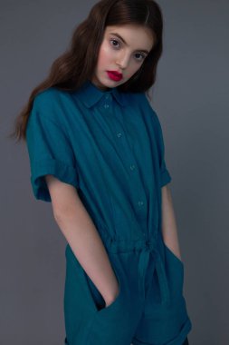 Şık moda kız ayakta portresi.