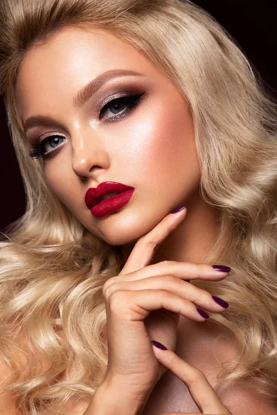 Beautyful meisje met lichte make-up. Cherry lips — Stockfoto