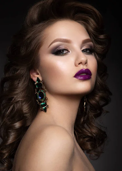 Profesyonel makyaj ve kıvırcık saçlı güzel kadın
