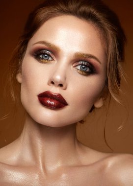 Profesyonel makyajlı güzel bir kadın.