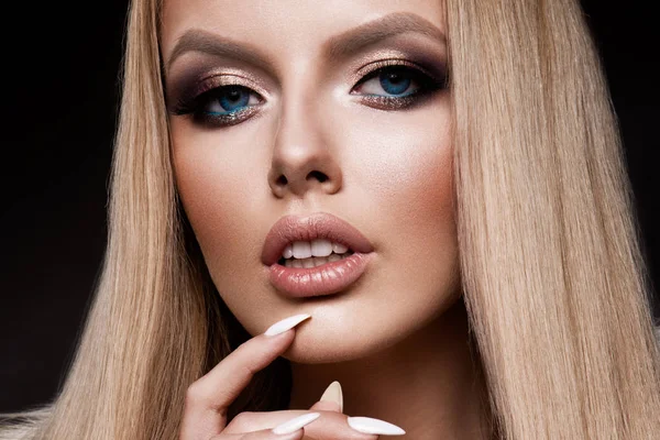 Parlak makyaj ile Beautyful Kız