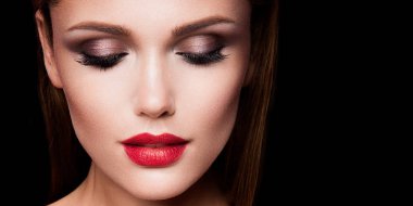 Güzellik moda modeli kız parlak makyaj ile