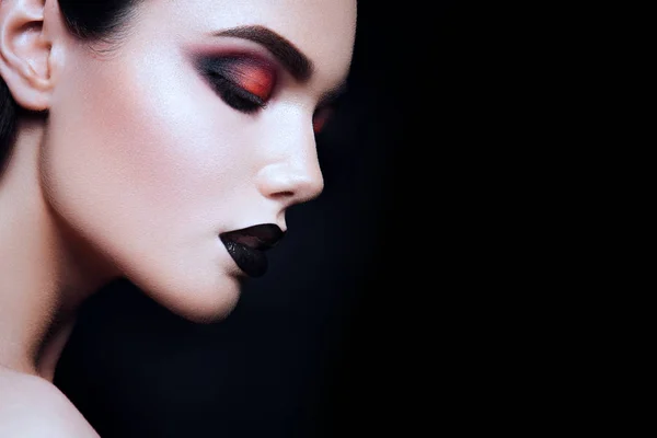 Menina modelo de moda de beleza com maquiagem preta. Batom escuro . — Fotografia de Stock