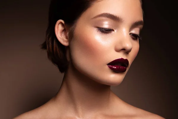 Nahaufnahme Porträt einer schönen Frau mit hellem Make-up — Stockfoto