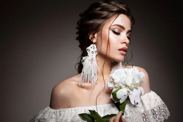 Glamour portret van mooie vrouw model met frisse dagelijkse make-up en romantische golvende kapsel. — Stockfoto