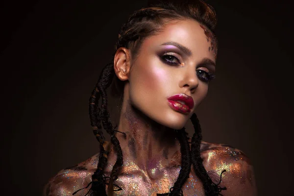 Modelo de moda com maquiagem brilhante e brilho colorido — Fotografia de Stock