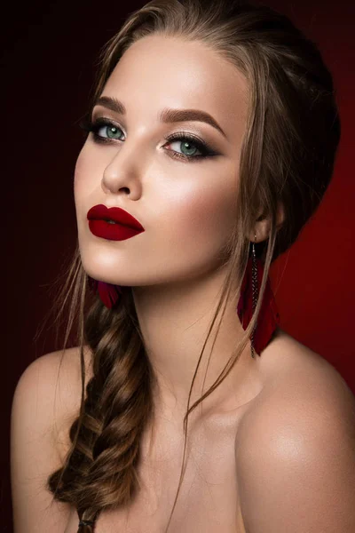 Trucco. Ritratto glamour di bella modella donna con trucco fresco e acconciatura romantica . — Foto Stock