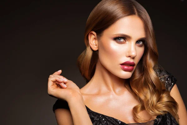 Mooi model met krullend kapsel. Mooie make-up — Stockfoto