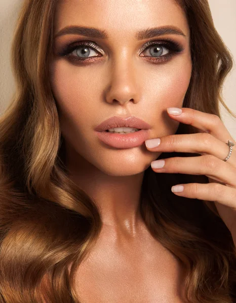 Kıvırcık saç modeli ile güzel bir model. Güzel makyaj