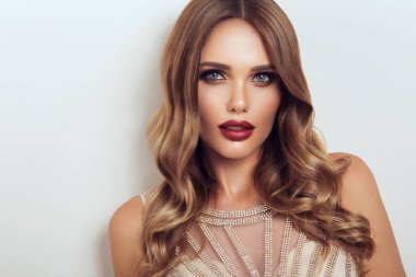 Kıvırcık saç modeli ile güzel bir model. Güzel makyaj