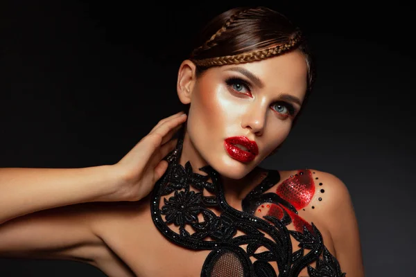Schönes junges Model mit roten Lippen und Körperkunst. — Stockfoto