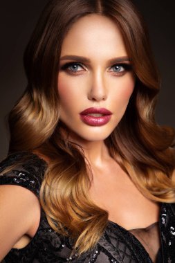 Kıvırcık saç modeli ile güzel bir model. Güzel makyaj