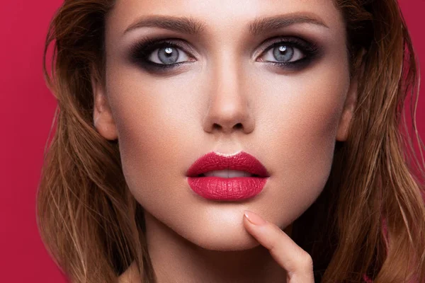 Portrait of beautiful girl with pink lips — Stock Photo, Image