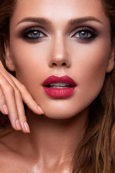 핑크 입술으로 아름 다운 여자의 초상화 — 스톡 사진