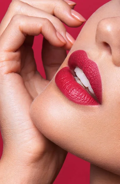 Portrait of beautiful girl with pink lips — Stock Photo, Image