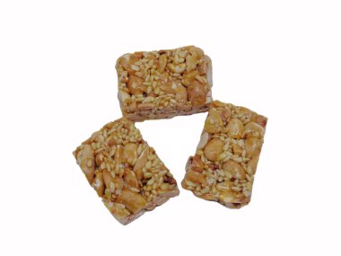 Enting enting geti, Endonezya yemeği (Blitar, Java) beyaz arka planlı. Fıstık, susam ve palmiye şekerinden yapılmış Geti. Tatlı, lezzetli ve lezzetli.