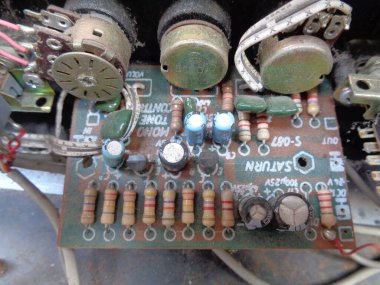 Kediri, Doğu Java Endonezya - 10 Haziran 2020: Teyp kayıt cihazının dahili mekanizmasının görüntüsü. Bileşen çok kirli görünüyor ve bazı parçalar da paslı..