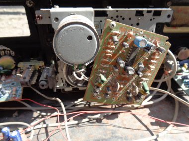 Kediri, Doğu Java Endonezya - 10 Haziran 2020: Teyp kayıt cihazının dahili mekanizmasının görüntüsü. Bileşen çok kirli görünüyor ve bazı parçalar da paslı..