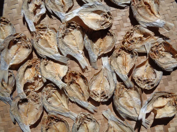 Proceso Secado Pescado Salado Con Fondo Natural Pescado Crudo Indonesio — Foto de Stock