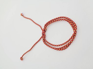 Beyaz arka planlı Prusik ip bileziği