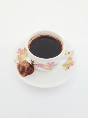 Beyaz arka planlı Endonezya tarzı siyah kahve