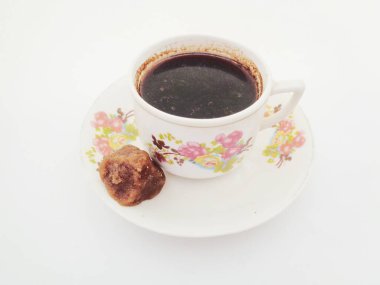 Beyaz arka planlı Endonezya tarzı siyah kahve