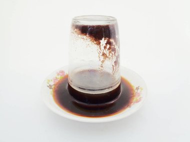 Beyaz arka planlı Endonezya tarzı siyah kahve