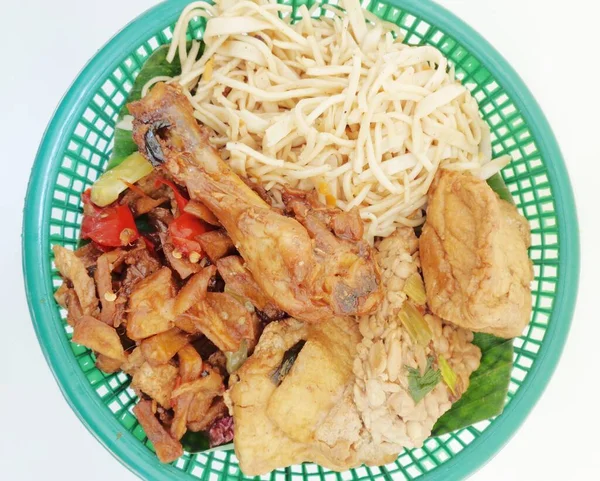 白色背景的Berkat 印度尼西亚感恩节食品 Berkat是爪哇人的感恩节食物 咖哩里有米 三宝粥 豆腐和麝香 — 图库照片